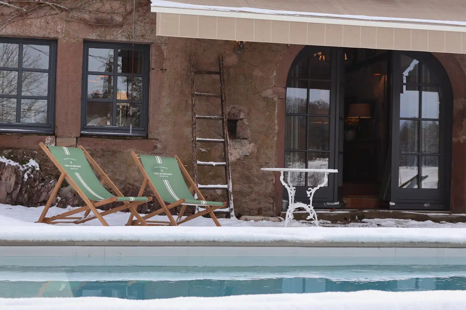 Monthury-Slider-ExterieurPiscine
