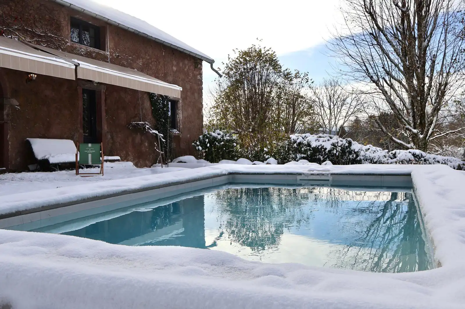 Monthury-Slider-ExterieurPiscineVue